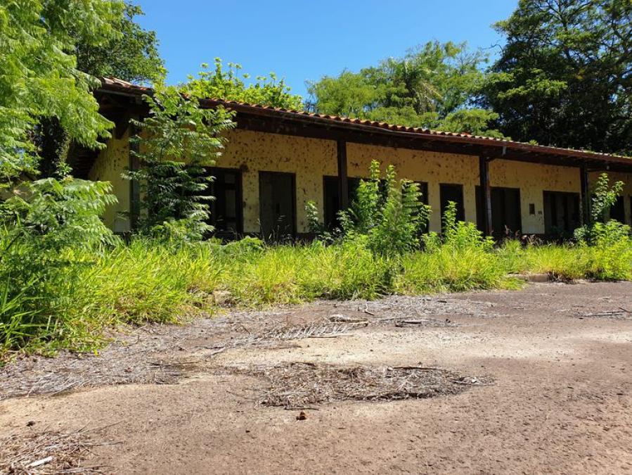 Ruinas de un complejo abandonado en la EBY atrae a turistas